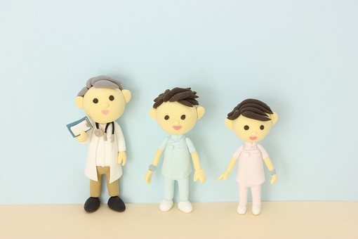 医者と看護師の人形